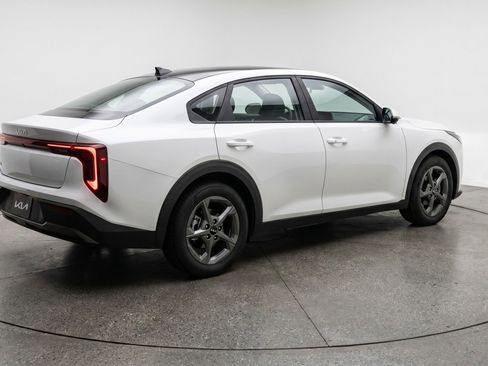 Used 2025 Kia K4 LXS FWD image 9