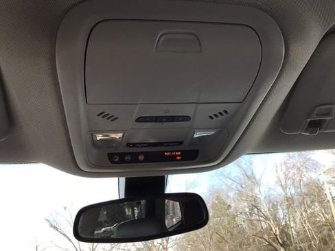 Used 2020 Buick Enclave Essence image 23