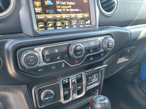 Used 2021 Jeep Wrangler Unlimited Sahara w/ Cold Weather Group AWD/4WD image 18