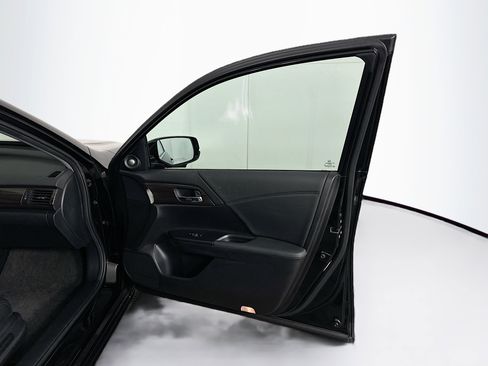 Used 2017 Honda Accord Touring image 32
