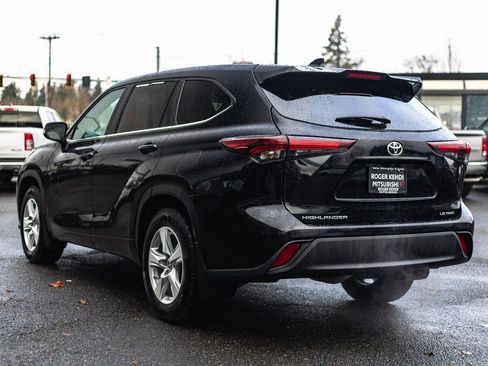 Used 2024 Toyota Highlander LE AWD/4WD image 10