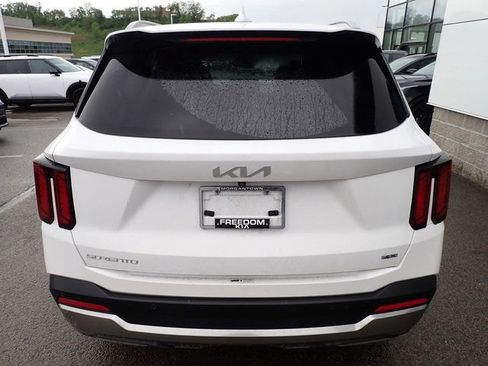 Certified 2024 Kia Sorento S w/ Panoramic Sunroof Package AWD/4WD image 3