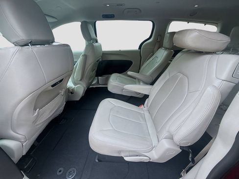 Used 2021 Chrysler Pacifica Touring-L w/ Premium & Safety Sphere Group FWD image 23