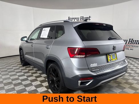 Used 2022 Volkswagen Taos SE w/ Panoramic Sunroof Package AWD/4WD image 9