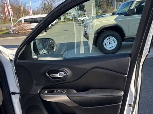 Used 2019 Jeep Cherokee Limited AWD/4WD image 21