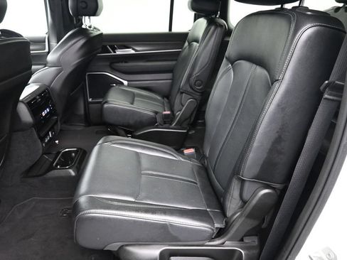 Used 2024 Jeep Wagoneer Series II RWD image 15