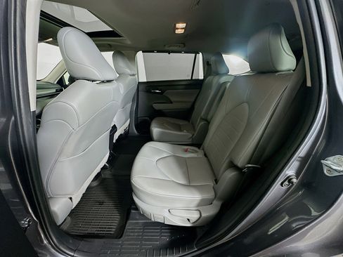 Used 2022 Toyota Highlander XLE image 28