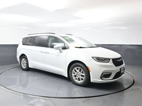 Used 2022 Chrysler Pacifica Touring-L FWD image 4