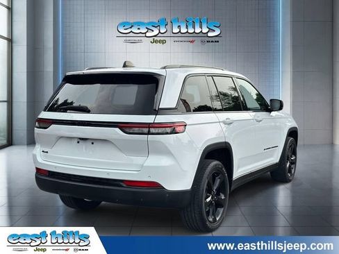 Used 2023 Jeep Grand Cherokee Altitude AWD/4WD image 3
