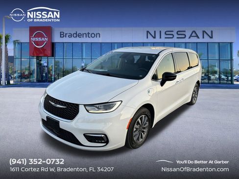 Used 2024 Chrysler Pacifica Select image 1