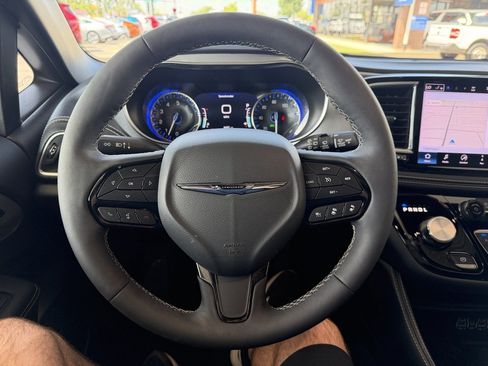 Used 2025 Chrysler Pacifica Limited FWD image 15