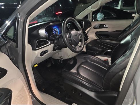 Used 2023 Chrysler Pacifica Touring-L image 3
