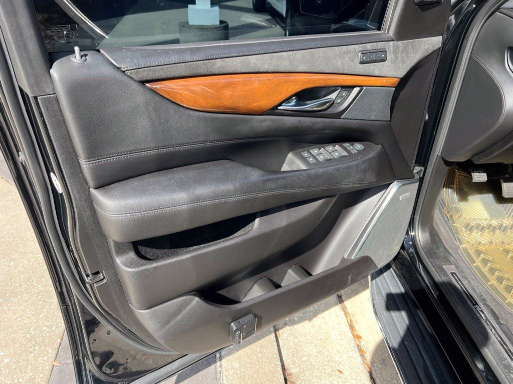 Used 2020 Cadillac Escalade Luxury RWD image 8