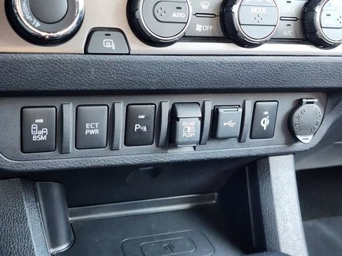 Used 2022 Toyota Tacoma TRD Sport w/ Technology Package image 25