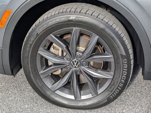 Used 2023 Volkswagen Tiguan SE w/ Panoramic Sunroof Package image 11