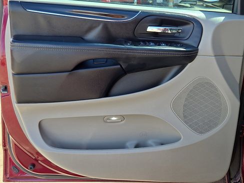 Used 2019 Dodge Grand Caravan SXT image 8