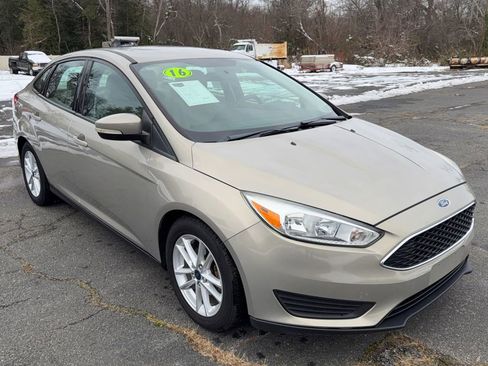 Used 2016 Ford Focus SE image 1