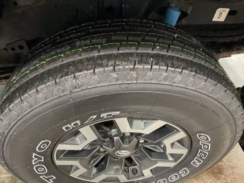 Used 2022 Toyota Tacoma TRD Off-Road image 8