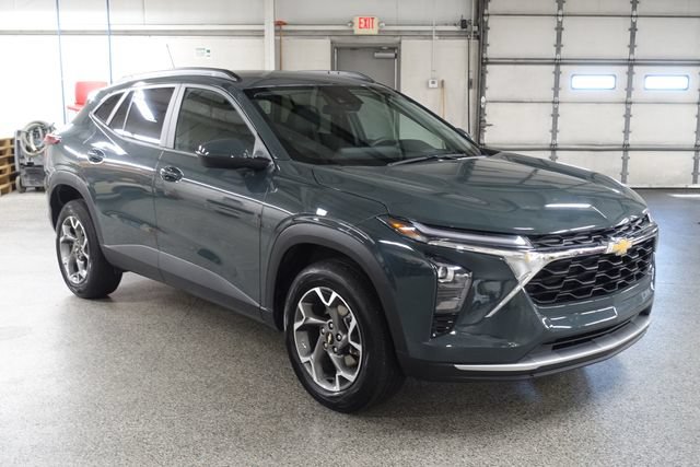 Used 2025 Chevrolet Trax LT FWD image 1