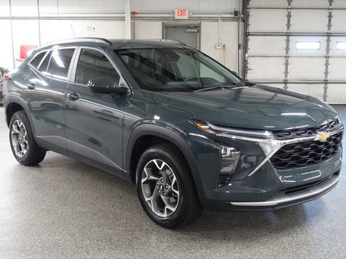 Used 2025 Chevrolet Trax LT FWD image 1