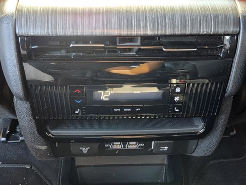 Used 2024 Jeep Wagoneer Series III AWD/4WD image 11