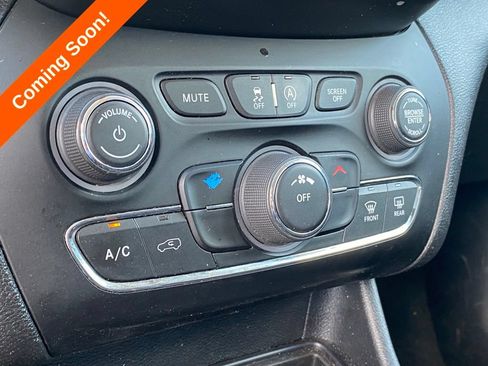 Used 2020 Jeep Cherokee Latitude FWD image 22
