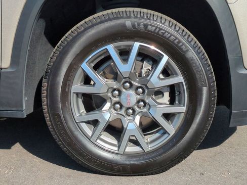 Used 2022 GMC Acadia SLE image 10