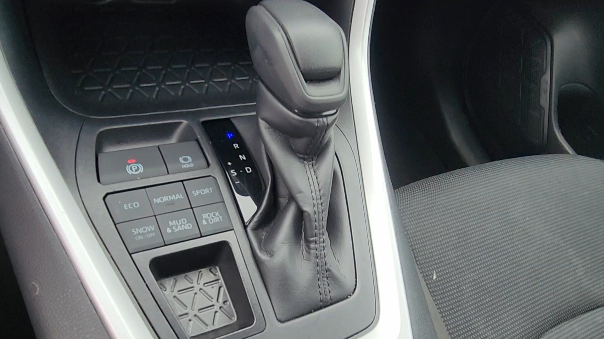 Used 2025 Toyota RAV4 LE AWD/4WD image 39
