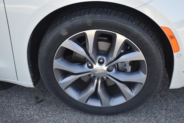 Used 2019 Chrysler Pacifica Limited w/ Tire & Wheel Group FWD image 11