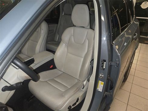 Used 2023 Volvo XC90 B6 Plus image 11