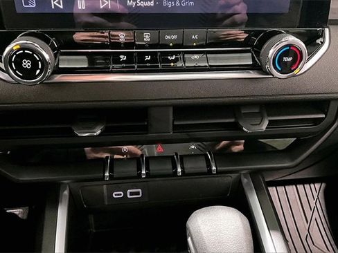 Used 2023 Chevrolet Colorado Trail Boss w/ Technology Package image 17