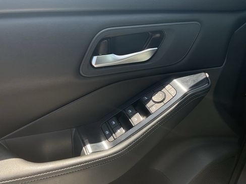 Used 2025 Nissan Rogue SV FWD image 19