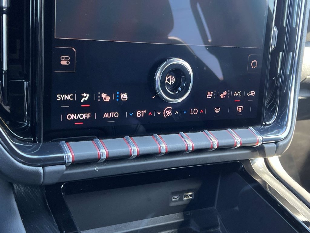 Used 2025 GMC Yukon XL AT4 AWD/4WD image 24