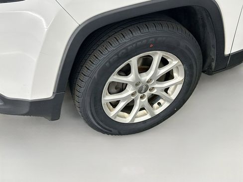 Used 2017 Jeep Cherokee Latitude w/ True North Edition AWD/4WD image 11