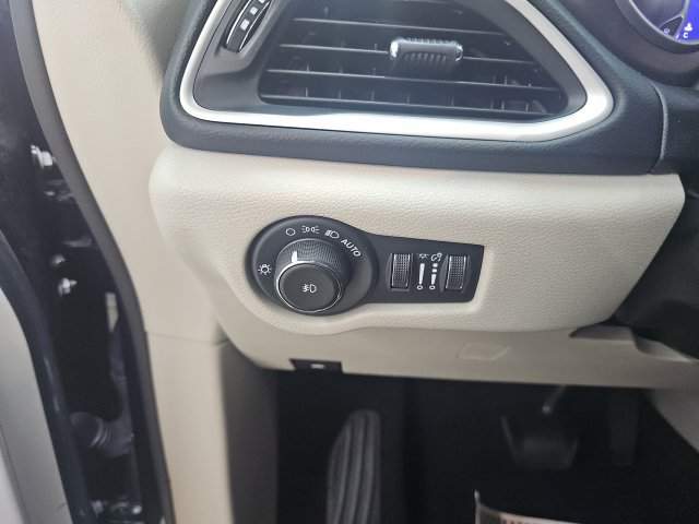 Used 2023 Chrysler Pacifica Touring-L FWD image 22