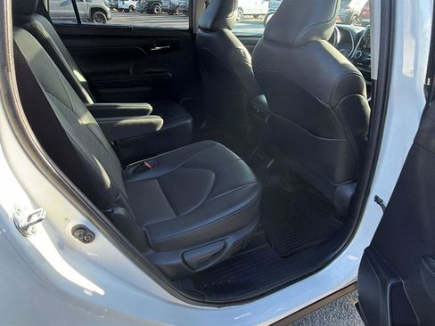 Used 2020 Toyota Highlander XLE image 18