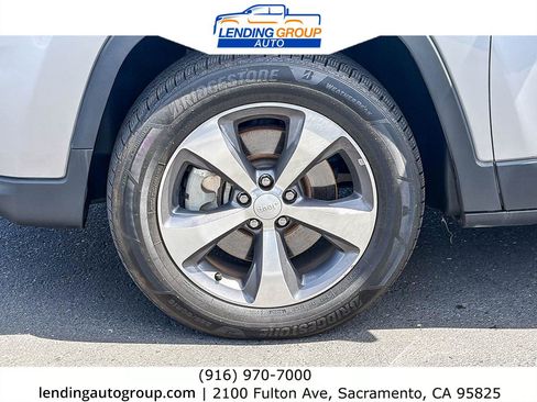 Used 2019 Jeep Cherokee Limited AWD/4WD image 9