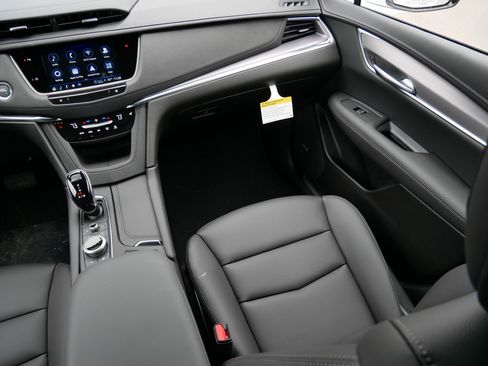 Used 2026 Cadillac XT5 Luxury w/ LPO, Floor Liner Package AWD/4WD image 11