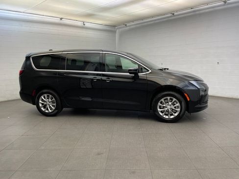 New 2027 Chrysler Pacifica Select AWD/4WD image 2