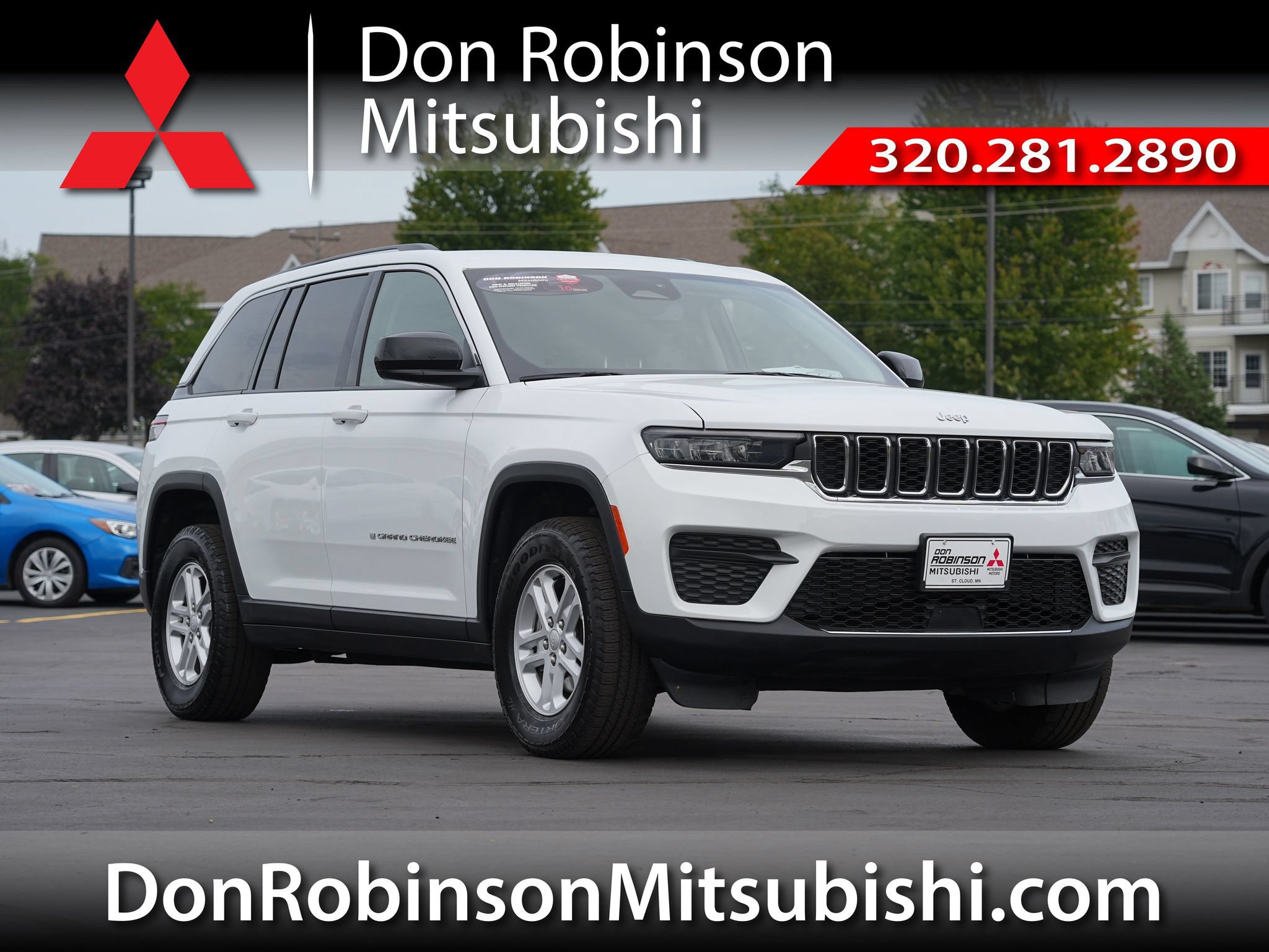 Used 2023 Jeep Grand Cherokee Laredo AWD/4WD image 1