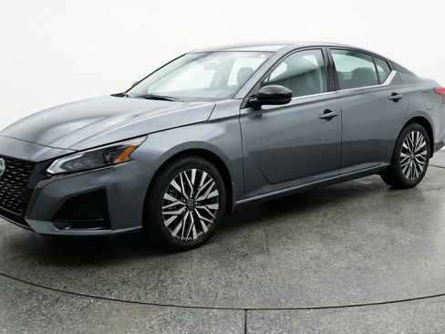 Used 2025 Nissan Altima 2.5 SV image 3