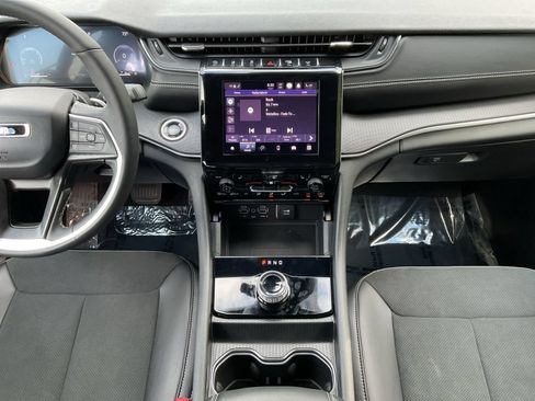 Used 2025 Jeep Grand Cherokee Altitude AWD/4WD image 11