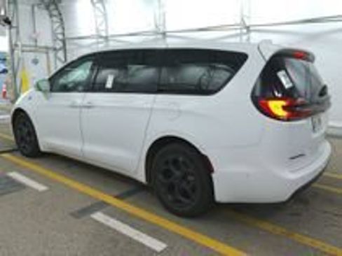 Used 2022 Chrysler Pacifica Limited w/ Uconnect Theater Family Group FWD image 24