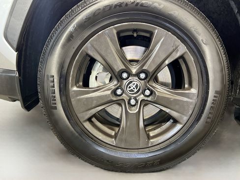 Used 2021 Toyota RAV4 XLE AWD/4WD image 14
