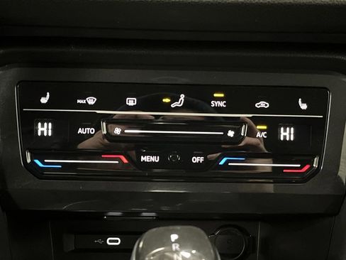 Used 2024 Volkswagen Tiguan SE image 19