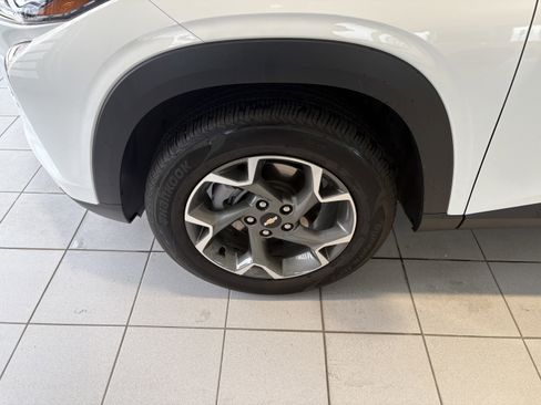 Used 2025 Chevrolet Trax LT w/ Sunroof Package image 8