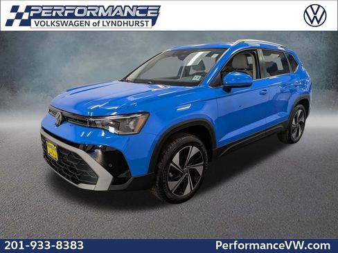 Used 2025 Volkswagen Taos SE w/ Panoramic Sunroof Package image 1