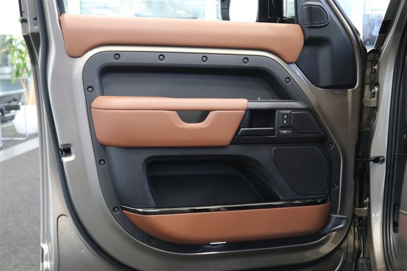 Used 2025 Land Rover Defender 110 AWD/4WD image 28