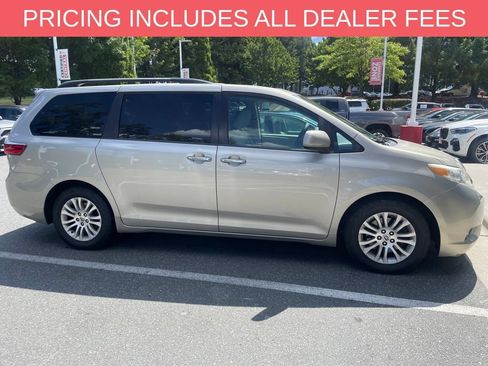 Used 2017 Toyota Sienna XLE w/ XLE Navigation Package FWD image 10