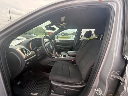 Used 2017 Jeep Grand Cherokee Laredo w/ Quick Order Package 23E AWD/4WD image 12